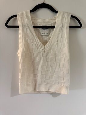 Abercrombie & Fitch Ivory Textured V-Neck Sweater Vest